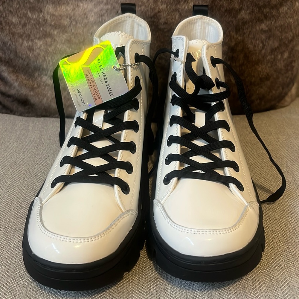 Women’s sketcher boots size 8 brand new